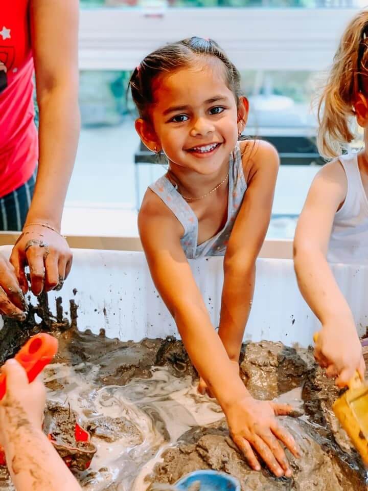 Spelen met zand op de buitenschoolse opvang