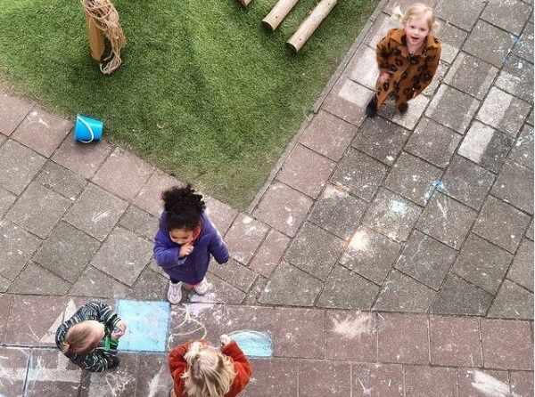 Kinderen spelen buiten bij kinderopvang Zo aan de Julianalaan in Delft