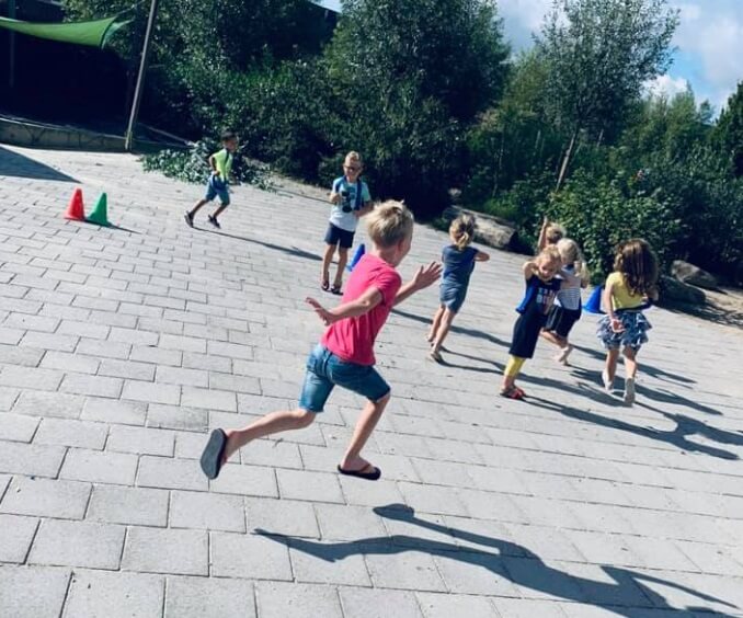 Kinderen spelen buiten op het schoolplein bij Zo op de Schans