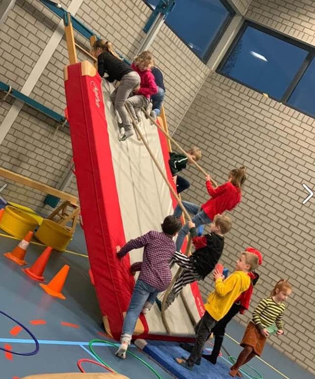 Kinderen zijn bezig met een sportactiviteit tijdens de BSO op Zo op de Schans