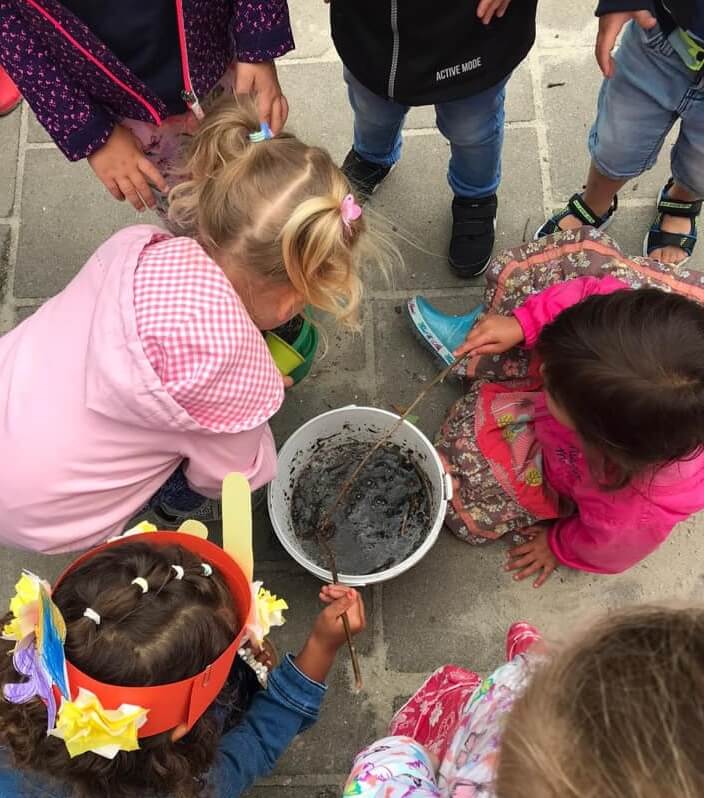 Buitenspelen met een emmer zand bij Zo aan het Oosteinde