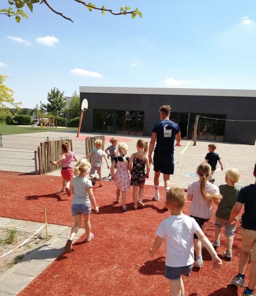 Kinderen krijgen sportles op de BSO