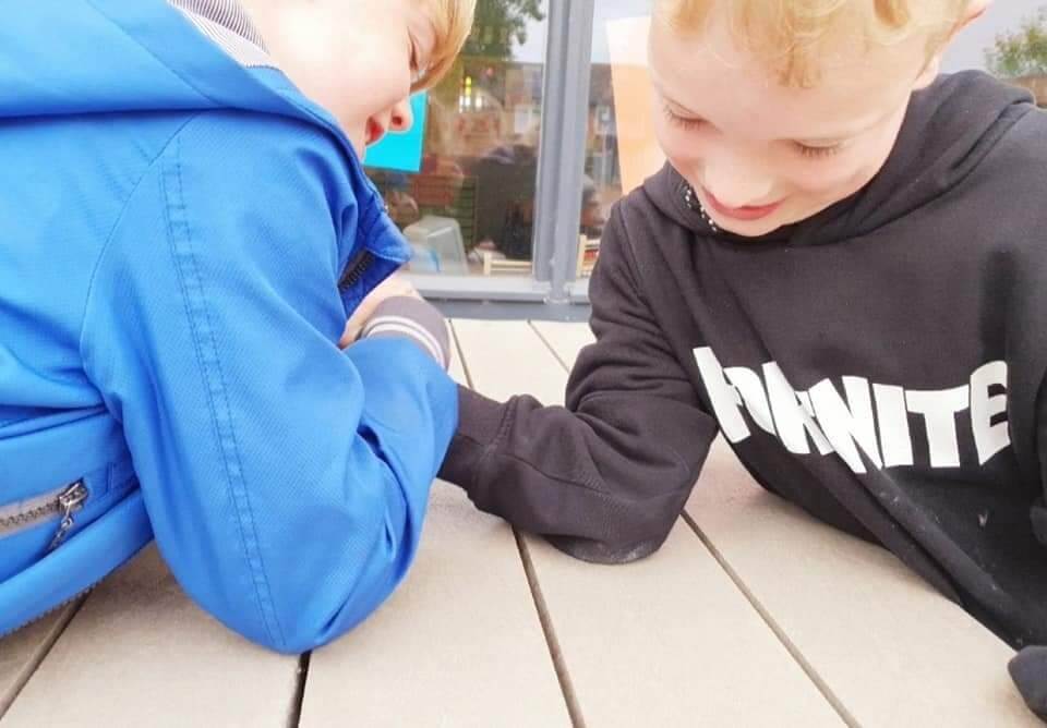We4dstrijdje armdrukken op de buitenschoolse opvang