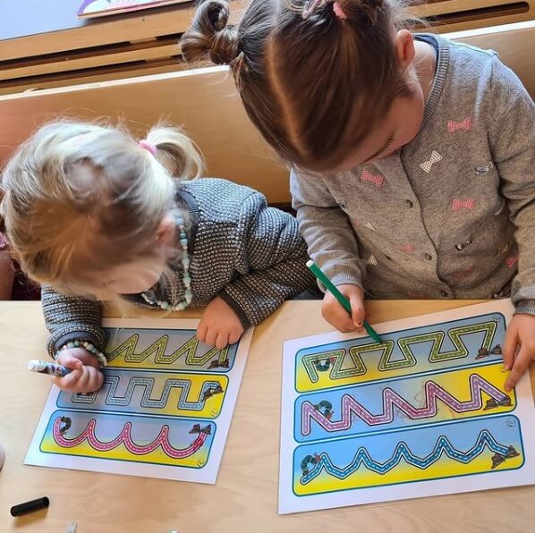 Tekenplaat inkleuren op de dagopvang bij Zo in de Kleine Kamer