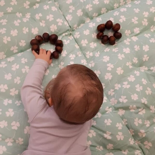 Baby speelt met natuurlijk speelgoed bij Zo in de Kleine Kamer