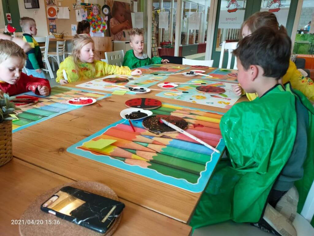 Kinderen zitten te verven bij Zo op het Podium
