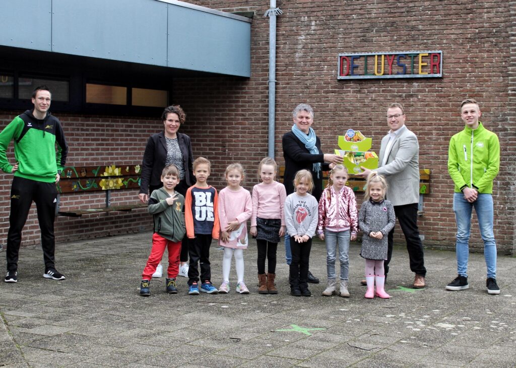 man overhandigt fruitschaal