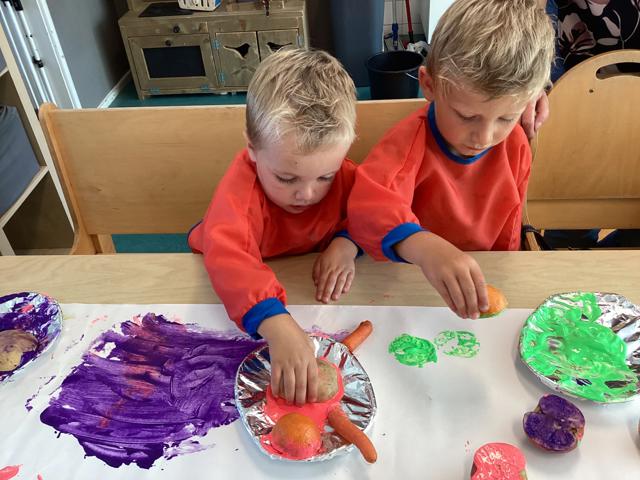Kinderen zijn aan het verven op de dagopvang bij Zo aan de Dortmundstraat
