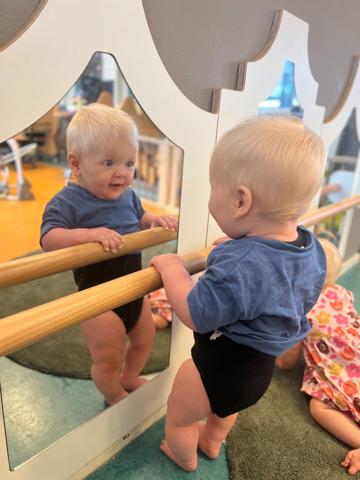 Kind kijkt in de spiegel naar zichzelf bij locatie Zo aan de Dortmundstraat