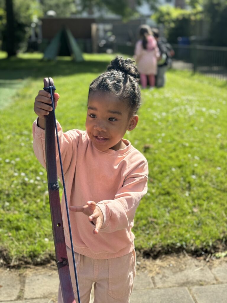 Meisje speelt buiten bij kdv Zo aan de Palmyraplaats