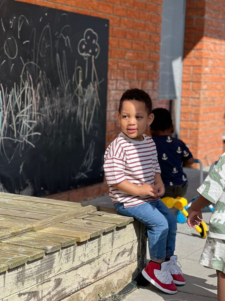 Kinderen spelen buiten bij kinderopvang Zo aan de Palmyraplaats