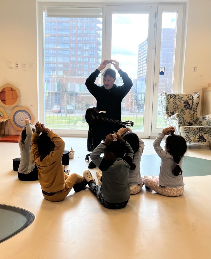 Muziekactiviteit op het kinderdagverblijf bij Zo aan de Palmyraplaats