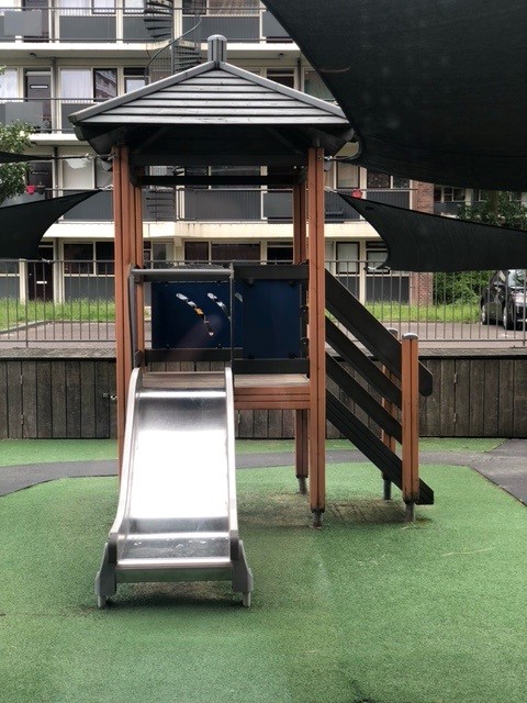 Speeltoestel in de tuin bij het kinderdagverblijf Zo aan de Palmyraplaats