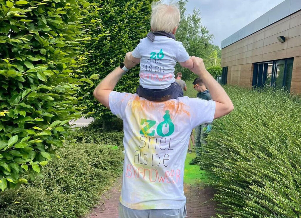 Kind zit op schouders van een pedagogisch medewerker tijdens de maand van de goede doelen bij Zo Kinderopvang