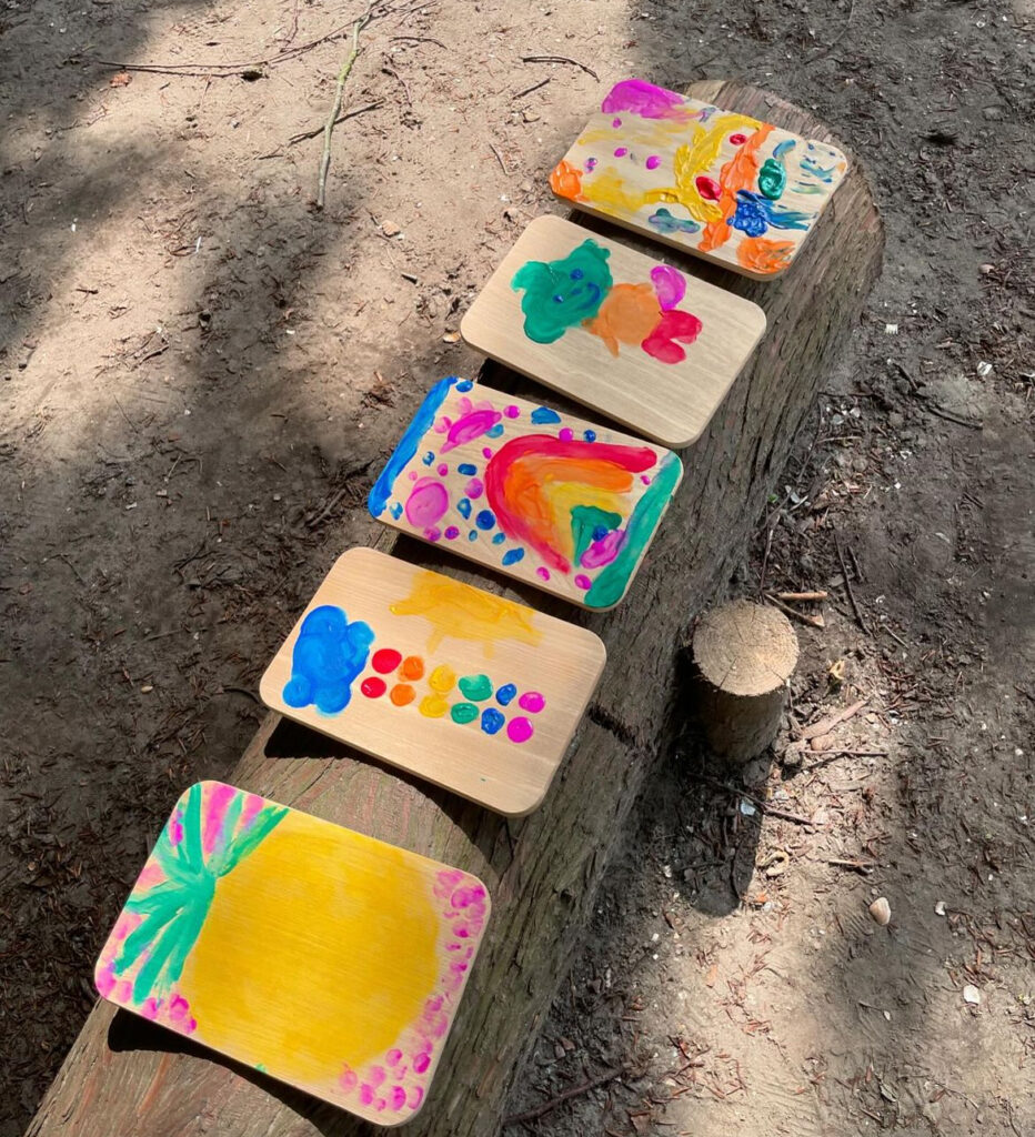 Schilderijtjes die de kinderen hebben gemaakt tijdens de goede doelen maand