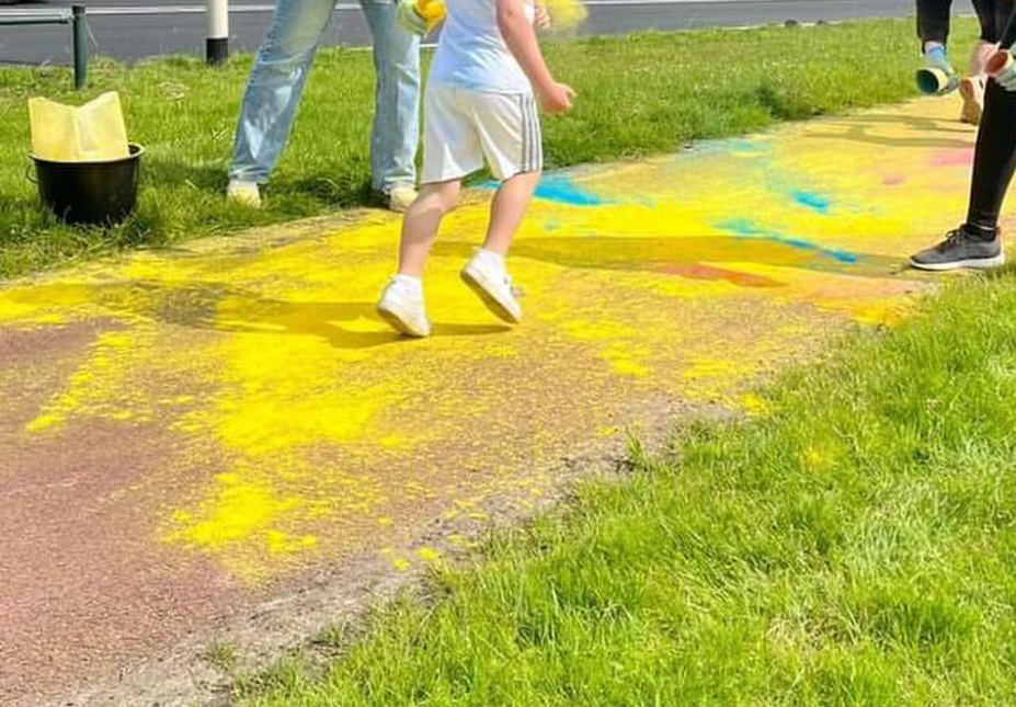 Kind rent de color run bij Zo Kinderopvang voor de maand van de goede doelen